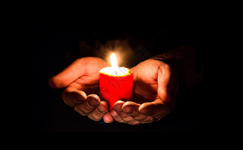 捧蜡烛的手祈福红蜡烛高清图片