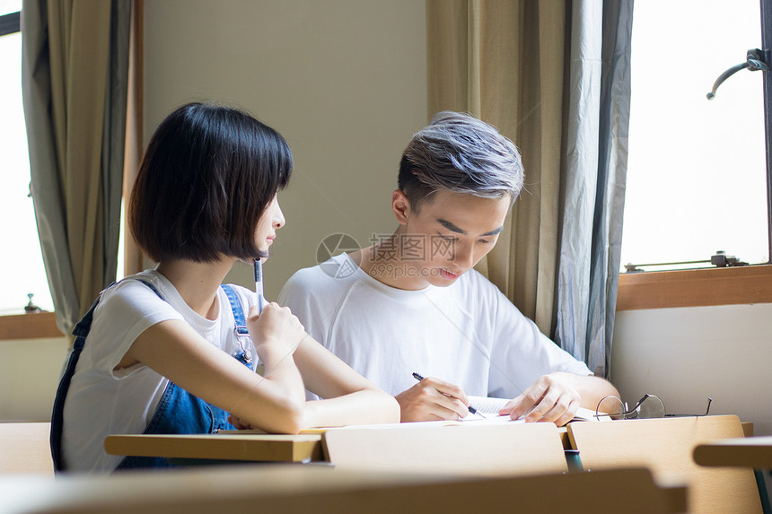 教室里认真做作业的同学图片