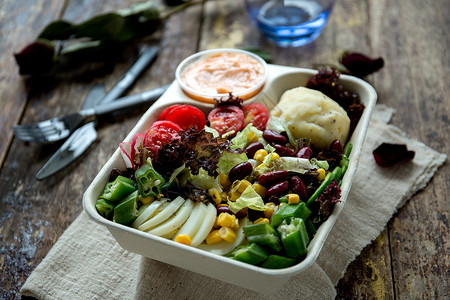 健康瘦身的蔬菜素食沙拉高清图片