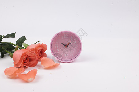 粉色闹钟和玫瑰花背景图片