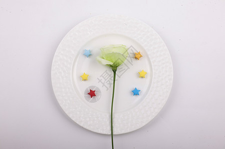 餐盘里有鲜花背景