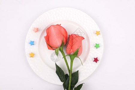 餐盘里有鲜花餐盘里玫瑰花背景