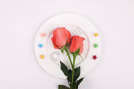 餐盘里有鲜花餐盘里玫瑰花背景