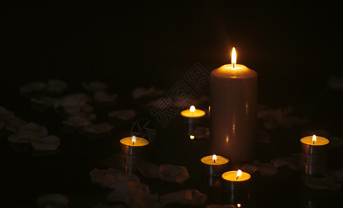 蜡烛与花瓣暖色灯光房间内高清图片