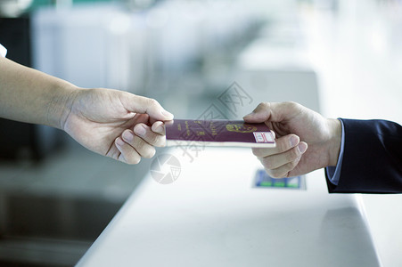 手绘护照商务男士在登机口办理出国手续背景