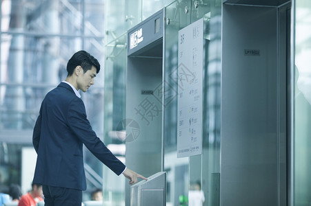 金融汇报商务男生在机场等待电梯背景