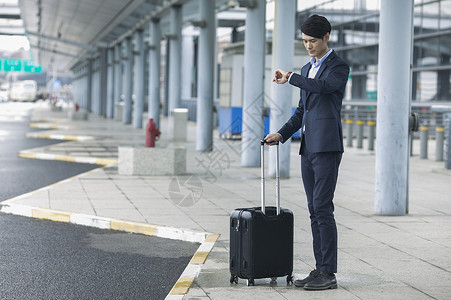 手提箱在野外商务男士在机场准备出发到达背景