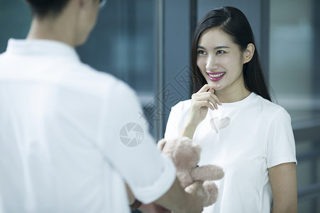 小熊礼物男士给女朋友送礼物背景