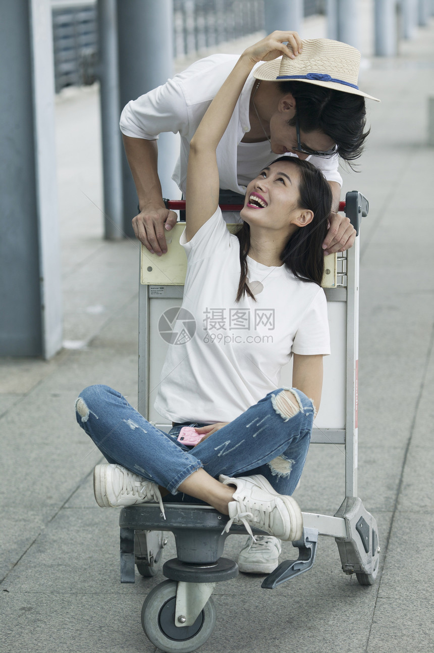 男女情侣在机场准备出发图片