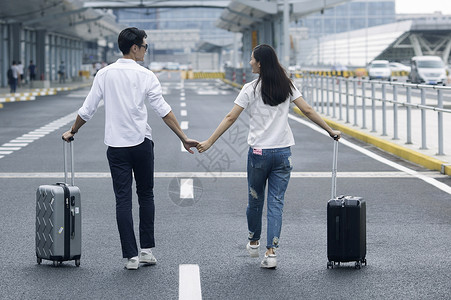 结伴远行男女情侣准备旅行出发背景