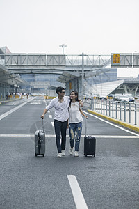 男女情侣准备旅行出发背景图片