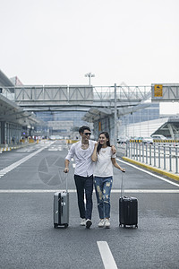 男女情侣准备旅行出发背景图片