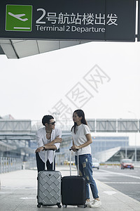 男女情侣在2号航站楼出发地准备旅行高清图片