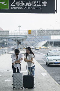 2人旅游男女情侣在2号航站楼出发地准备旅行背景