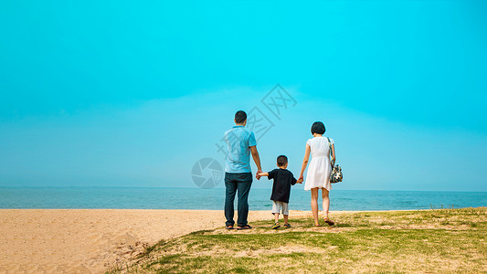 海边幸福的一家人背景图片