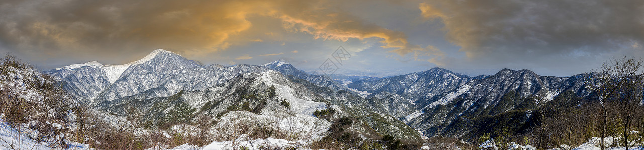 冬天白雪覆盖的山峰全景高清图片