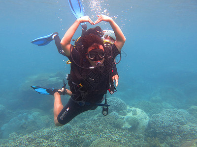 潜水拍摄度假时蓝色海底潜水游玩背景
