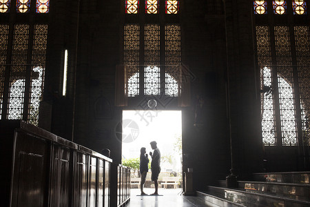 旅行中情侣在教堂里祈祷幸福来到背景图片