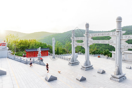 寺庙广场的石门背景图片
