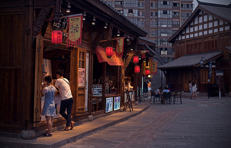 夜幕前的仿古街道图片