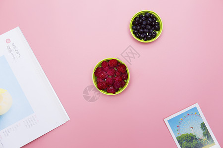背景素材粉红桌面上的书本照片和水果背景