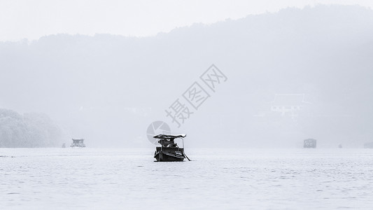 雾蒙西湖小船皮尔蒙高清图片