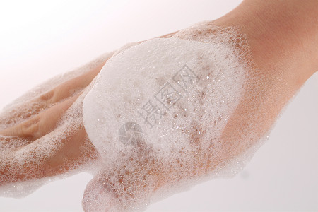 眼霜使用手上的泡沫背景