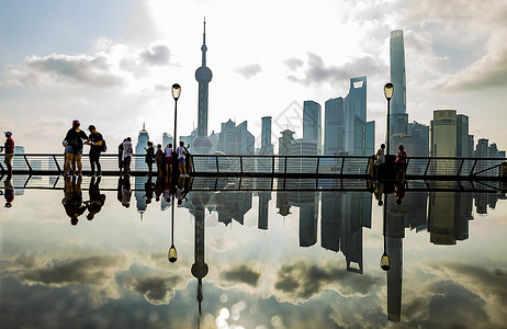 雨后早晨上海外滩背景