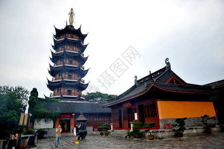 绍兴鲁镇寺庙里的塔背景图片