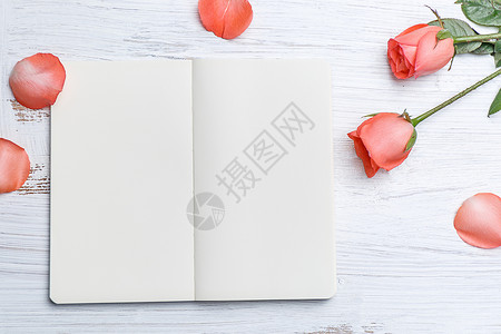 温馨浪漫玫瑰花与空白本子背景图片