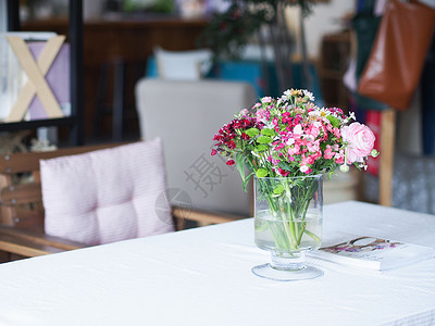 桌子上的鲜花餐厅装饰花瓶背景