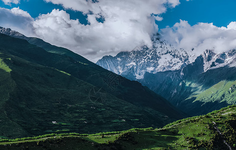 国家级自然保护区四姑娘山的幺妹峰背景