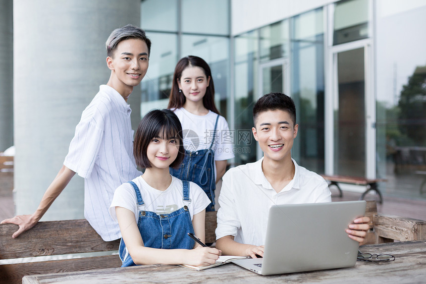 一起交流学习的学生同学图片