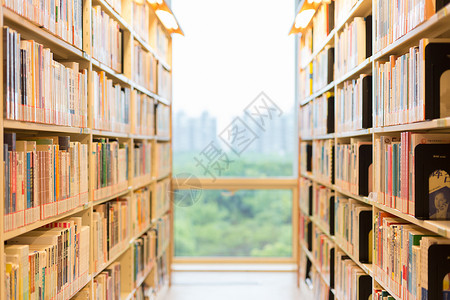 图书馆书架上排列整齐的书高清图片