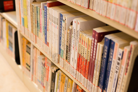 学术写作图书馆书架上排列整齐的书背景