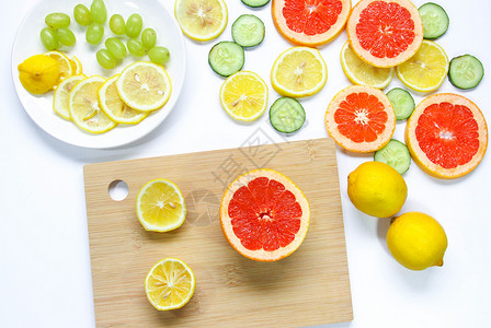 水果集合砧板上的柠檬西柚黄瓜片夏季水果静物素材背景