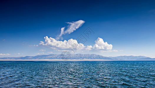 平静浩渺湖面新疆赛里木湖蓝天湖泊美景背景