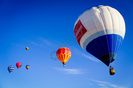 蓝色竖条热气球加拿大小镇的热气球节背景