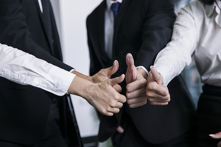 拇指活塞商务团队竖起拇指表达合作成功的信念背景