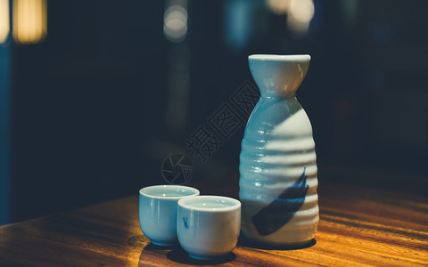 日式传统酒壶酒杯摆放背景