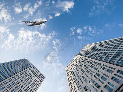 飞跃城市的飞机背景图片