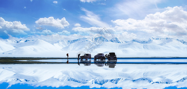 一群人旅游雪山风光设计图片