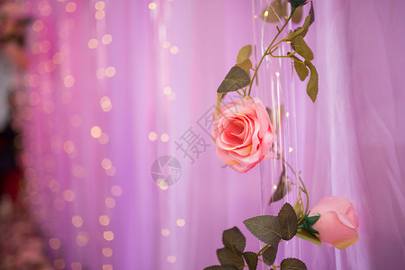 婚礼上的灯光鲜花背景图片
