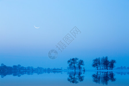 蓝色雪花光芒一轮明月的静夜背景