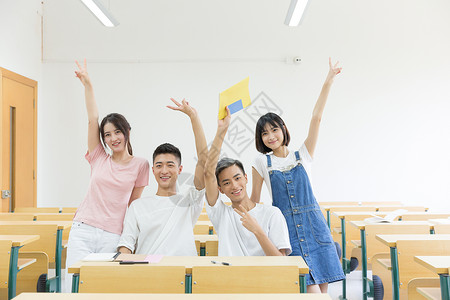 拿着雪糕男生在教室里学习的同学背景