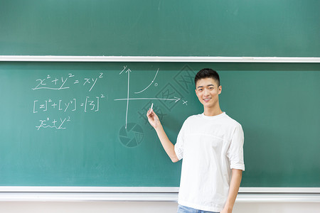 毕业大合照站在大黑板前思考的男生老师背景