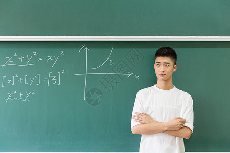教学大黑板站在大黑板前思考的男生老师背景