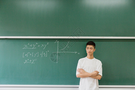 教学大黑板站在大黑板前思考的男生老师背景
