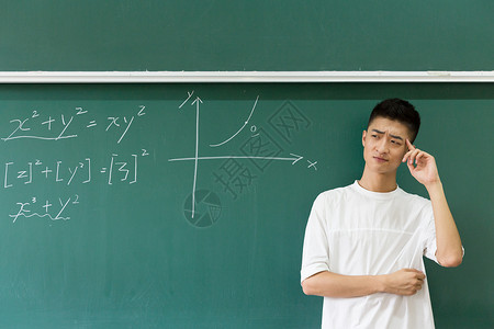 思考的老师站在大黑板前思考的男生老师背景