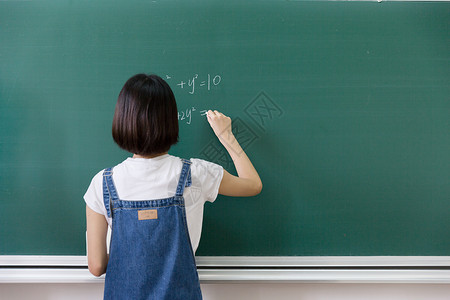 正在教室黑板写板书的女生模特高清图片素材